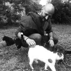 Adriano Fragano con algunos Gatos